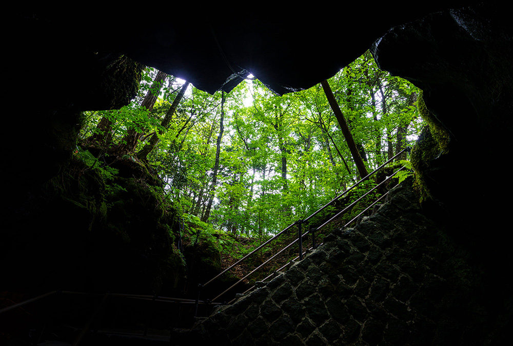 富岳風穴・鳴沢氷穴（山梨）